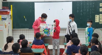 最後以巡迴演說，分享自己在家如何做圖片