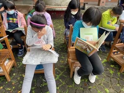 家長陪伴每月一次全校共讀聊書